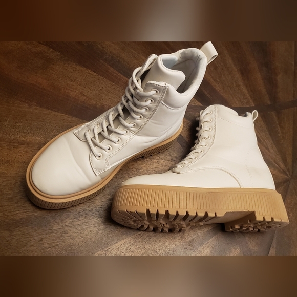 Qupid Women's Off White and Tan Combat Lace-Up Boots Chuncky Sole Size 7 - Picture 4 of 15